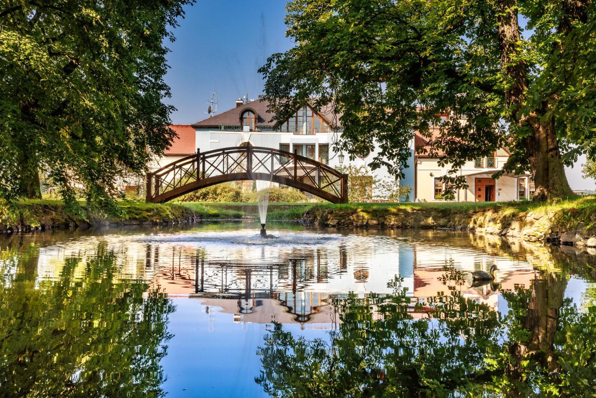 Darovansky Dvur - Wellness & Golf Hotel Brasy ภายนอก รูปภาพ